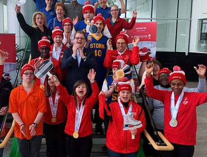 Des athlètes des Olympiques spéciaux avec le chef de la direction, Michael Medline